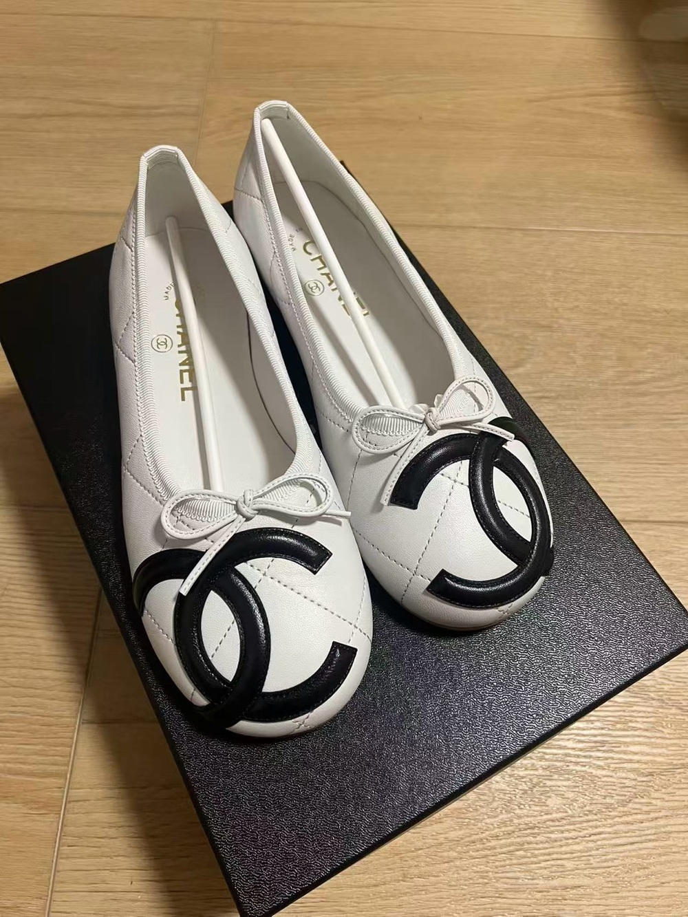 CHANEL White Quilted Leather Ballerina Flats with Black CC Medallion